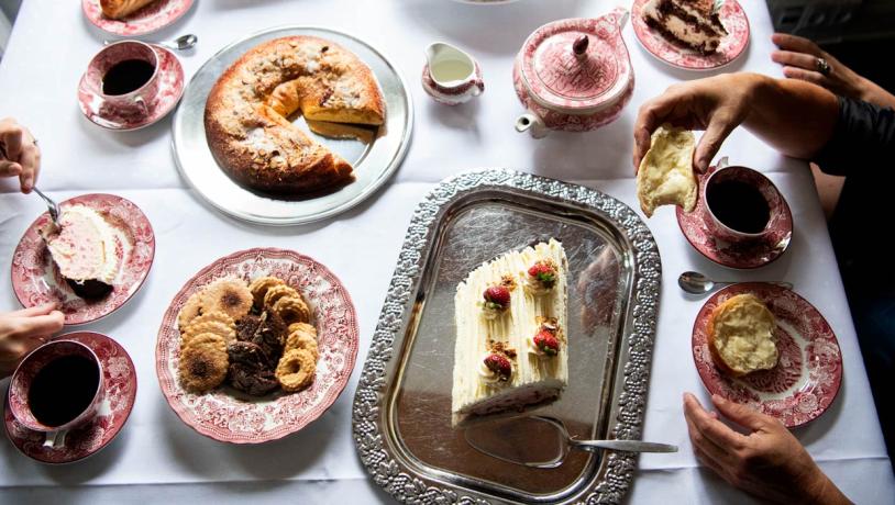 Tisch mit Kringeln, Sahnetorte und Plätzchen beim Sønderjysk Kagefestival (südjütländischen Kuchenfestival)