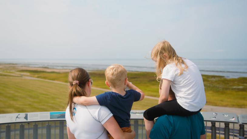 Familie mit Kindern an der Vidåsluse