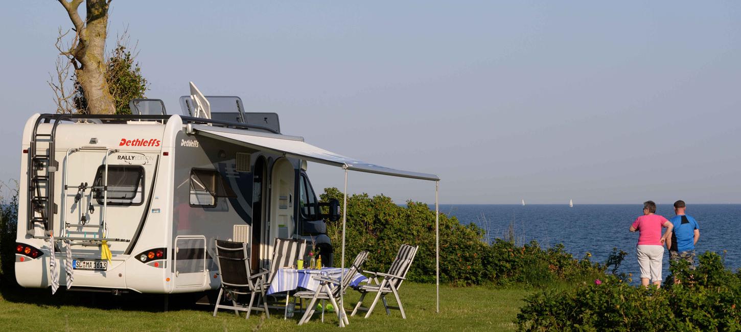 Autocamper am Wasser bei Drejby Strand Camping