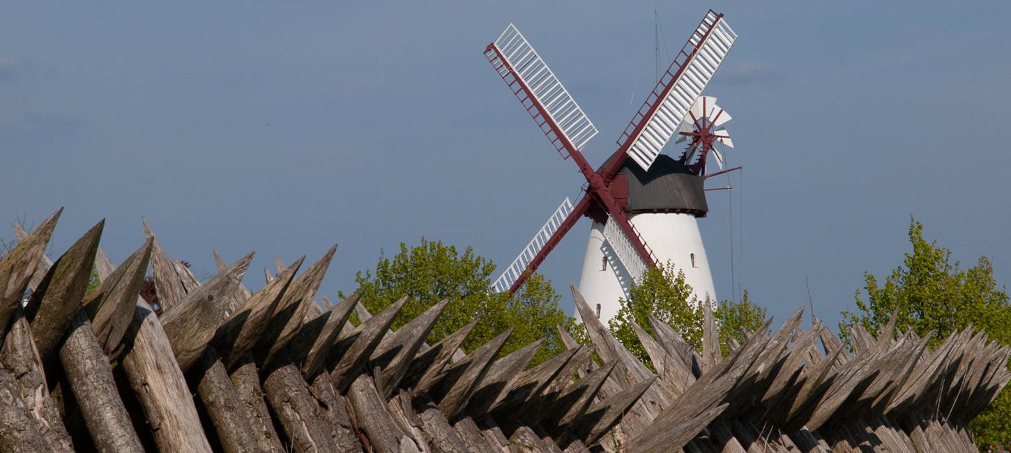 Dybbøl Mølle med palisade foran