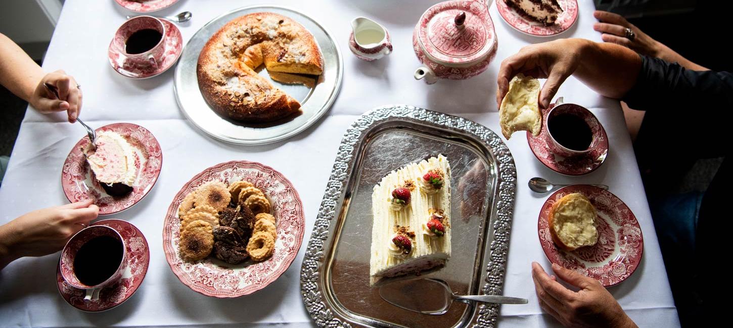 Tisch mit Kringeln, Sahnetorte und Plätzchen beim Sønderjysk Kagefestival (südjütländischen Kuchenfestival)