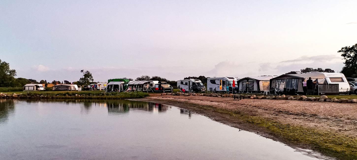 Campingwagen und Autocamper am Wasser bei Lærkelunden Camping